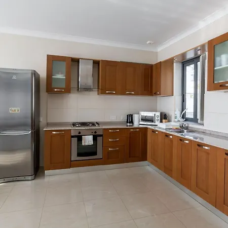 Sunset - 2 Bedrooms Apartment *