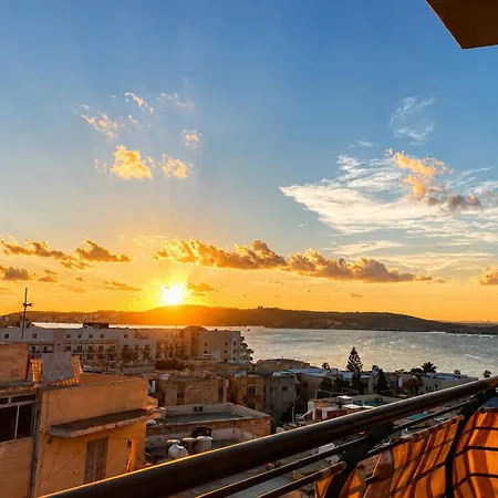 Spacious 2 Bedroom With Seaview & Sunsets * خليج سانت بول