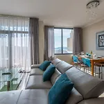 Spacious 2 Bedroom With Seaview & Sunsets アパート